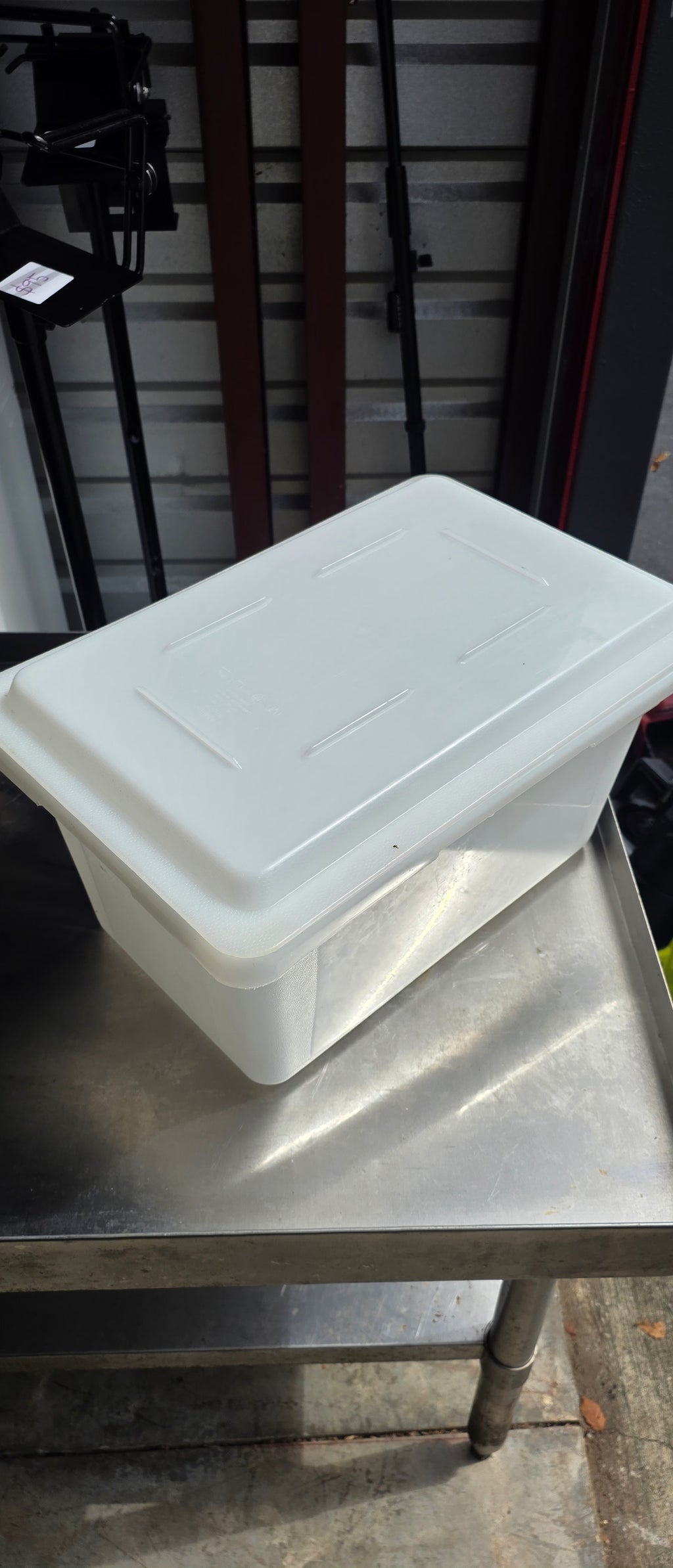 Cambro 18” x 12” x 9” Deep Commercial Food Storage Box with Lid – NSF with lid