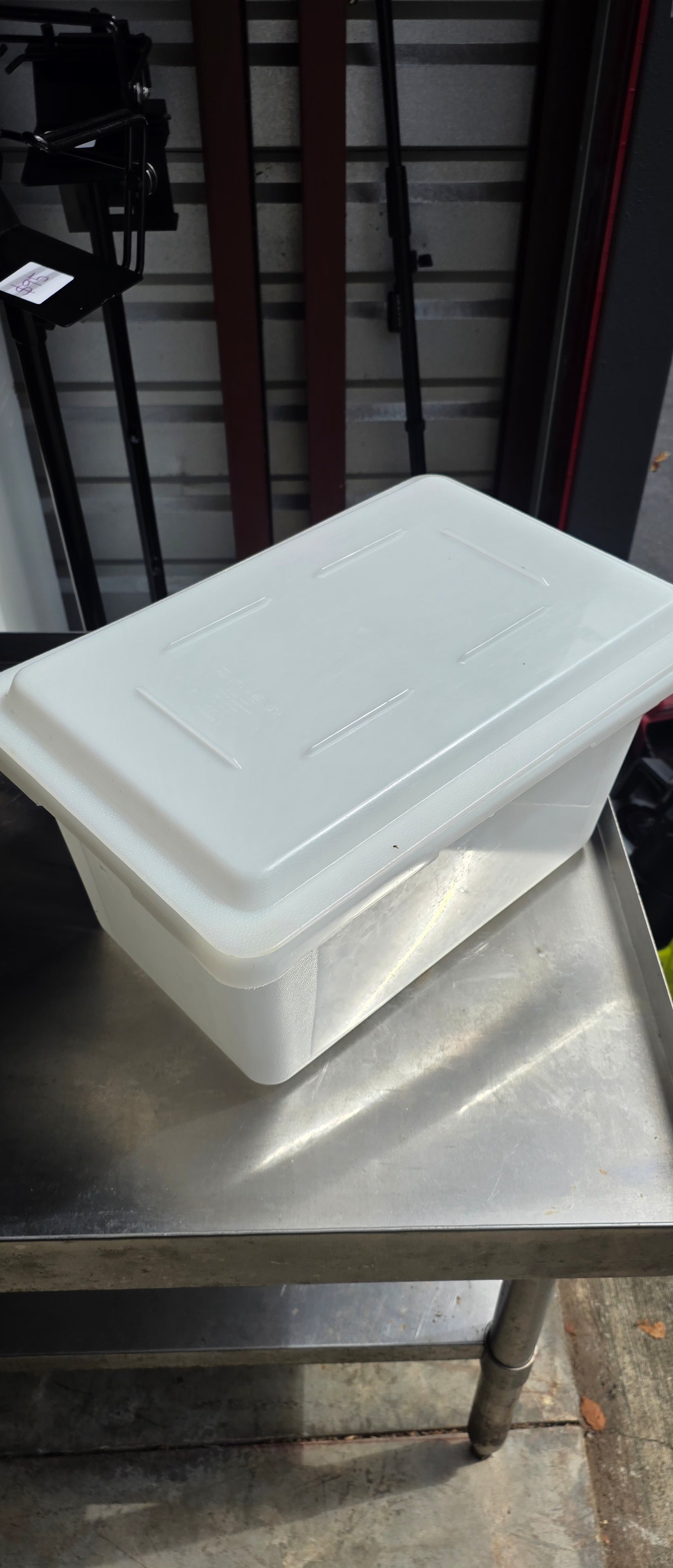 Cambro 18” x 12” x 9” Deep Commercial Food Storage Box with Lid – NSF with lid