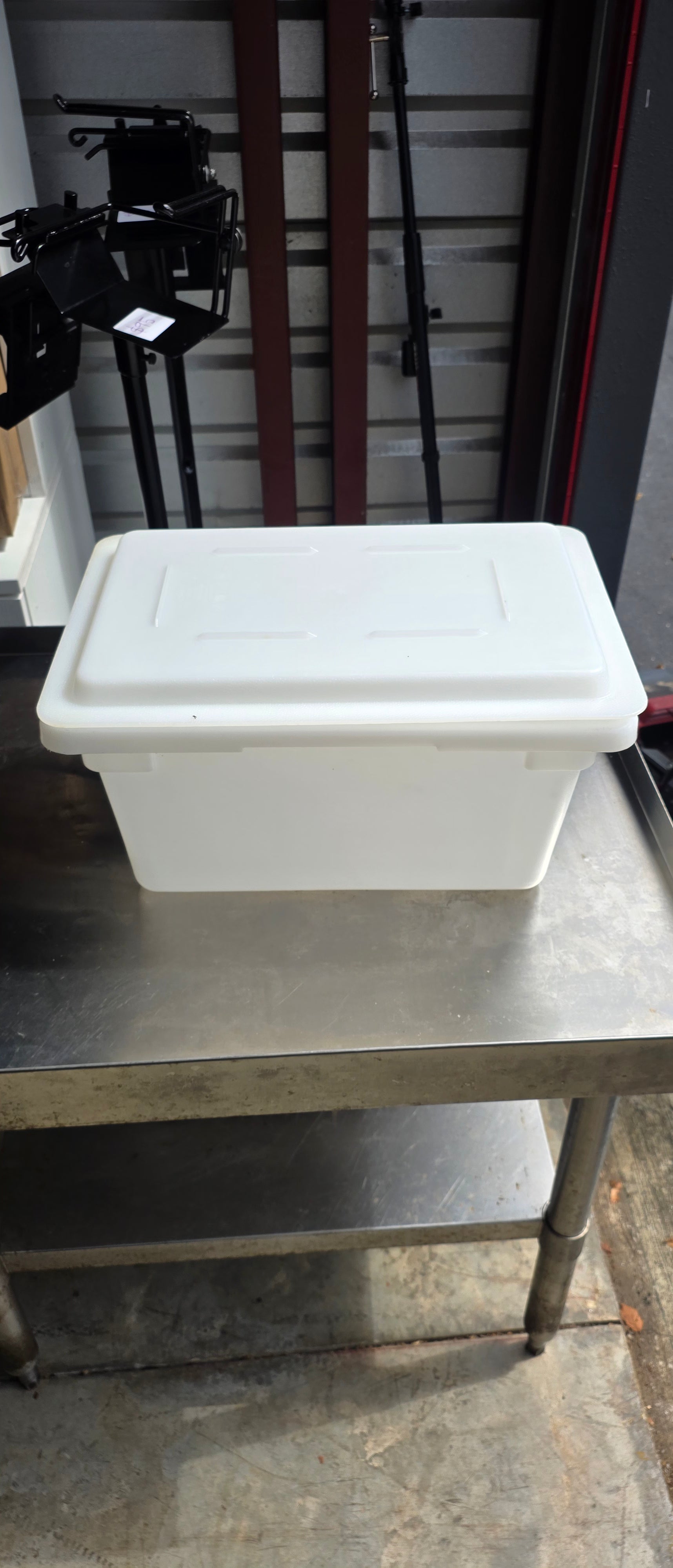Cambro 18” x 12” x 9” Deep Commercial Food Storage Box with Lid – NSF with lid